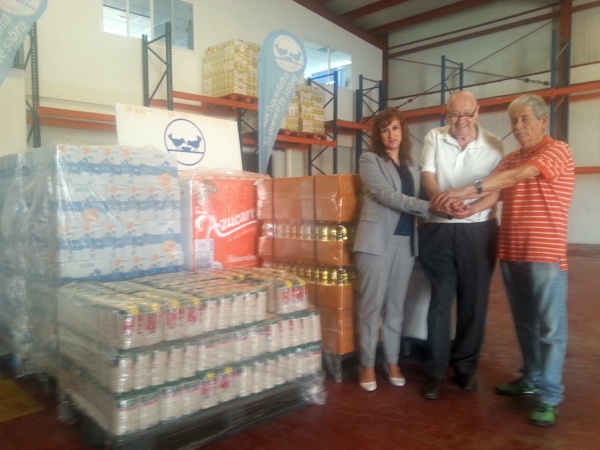 La directora de Relaciones Externas de Mercadona en Almería, Conchi Parra, entregando 4.000 kg. de alimentos de primera necesidad al Presidente del Banco de Alimentos de Almería, Juan Azorín. 